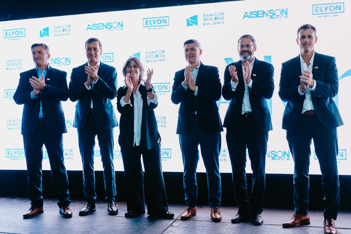 Cristian Corti, jefe de Sancor Seguros Real Estate; Carlos Casto, presidente de Sancor Seguros; María Hojman, socia titular de Estudio Aisenson; Daniel Passerini, intendente de Córdoba; y Gabriel y Martín Teicher, presidente y vicepresidente de Elyon, respectivamente.