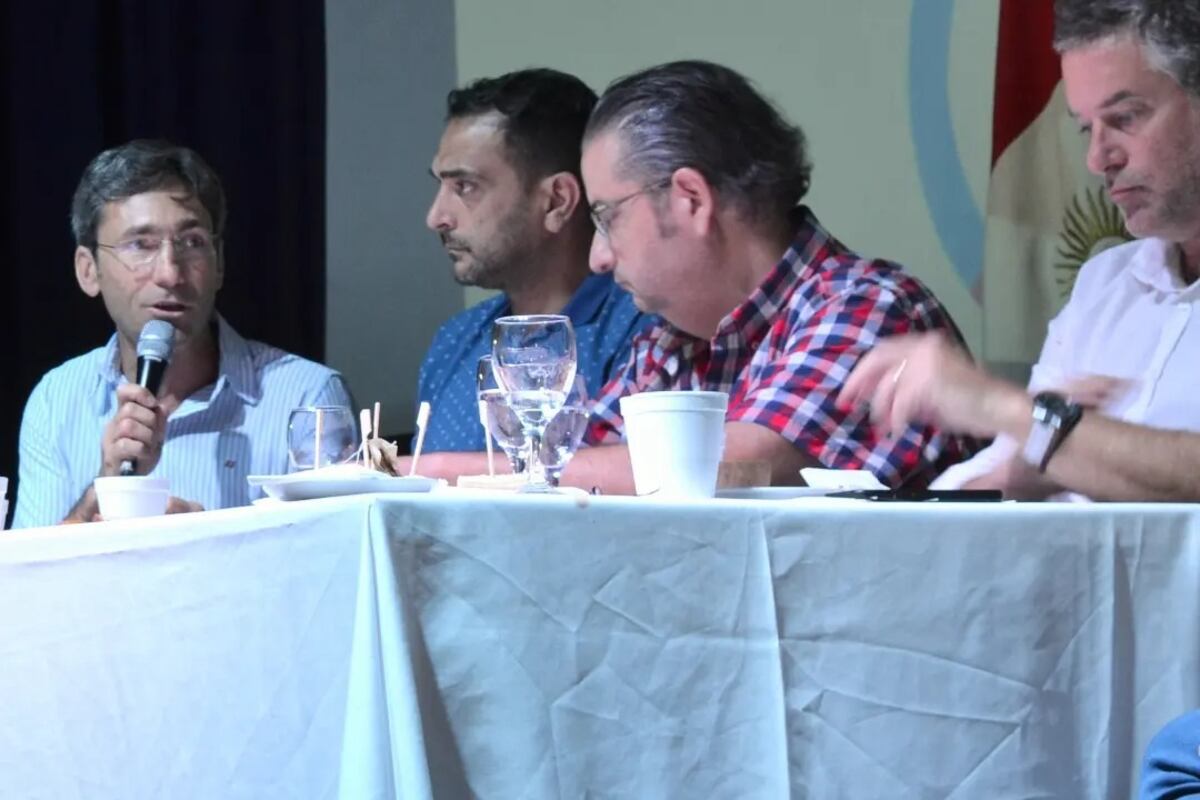 Intendentes y jefes comunales se reunieron con funcionarios provinciales para elevar, de manera conjunta, las necesidades más urgentes de cada uno de los pueblos y ciudades.