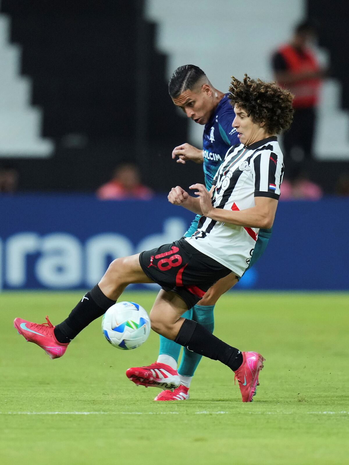 Juan Camilo Portilla en el partido de Talleres ante Libertad, en Paraguay. (AP)