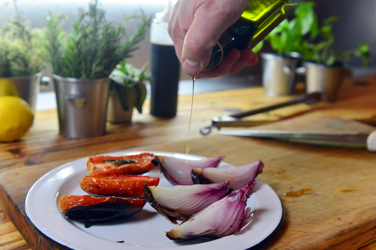 Christian Baldovino es un cocinero y parrillero de Jesús María, y muestra algunas de sus recetas de guarniciones de vegetales a la parrilla. (Nicolás Bravo / La Voz)