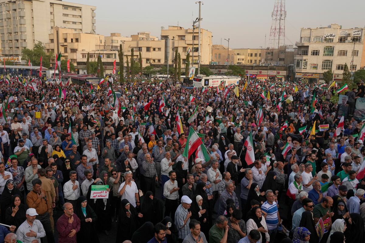 Manifestantes iraníes asisten a una marcha contra Estados Unidos e Israel en la plaza Enqelab-e-Eslami (Revolución Islámica) en el centro de Teherán, Irán, el martes 24 de junio 2025. (AP Foto/Vahid Salemi)