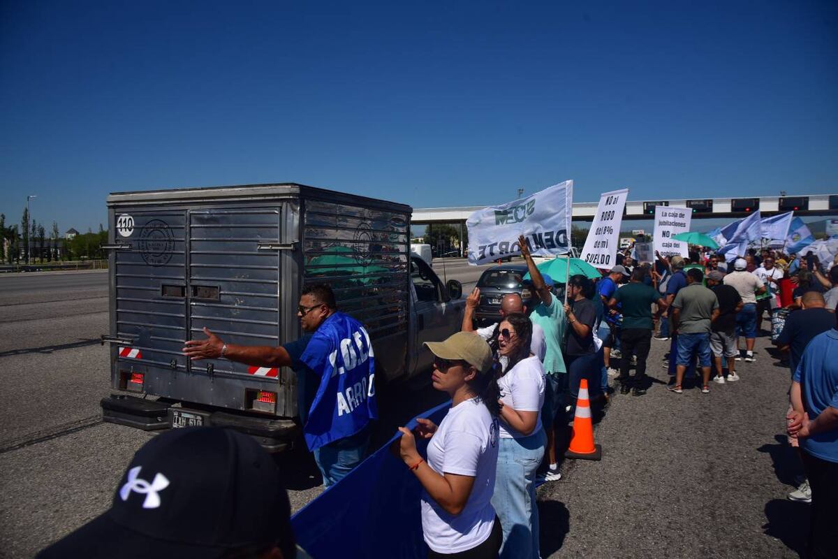 Protesta de gremios estatales en el peaje Córdoba-Carlos Paz este lunes 12 de enero. (Pedro Castillo / La Voz)