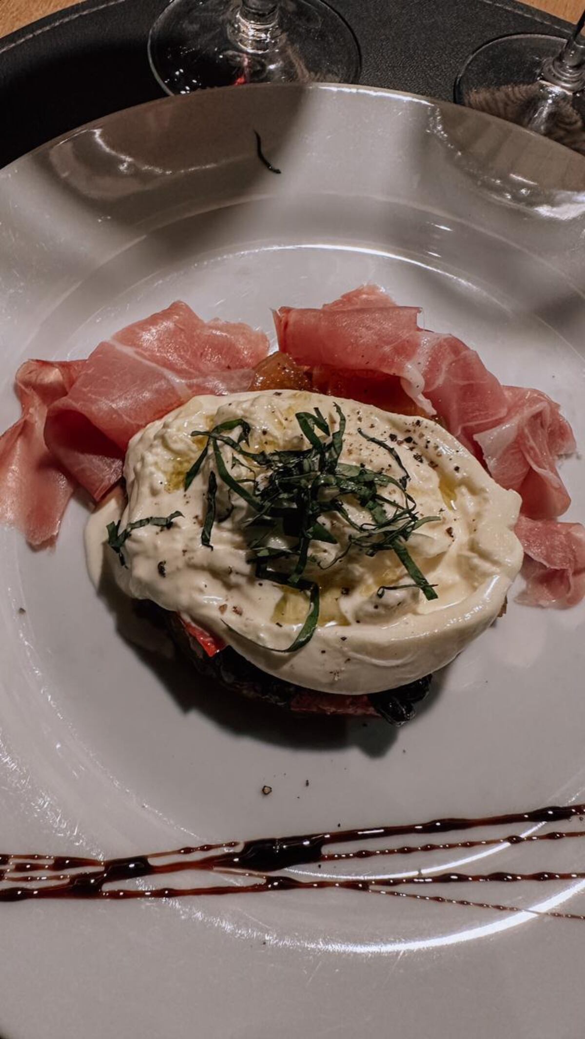 Burrata y prosciutto, en Lucca. (@javostornini)