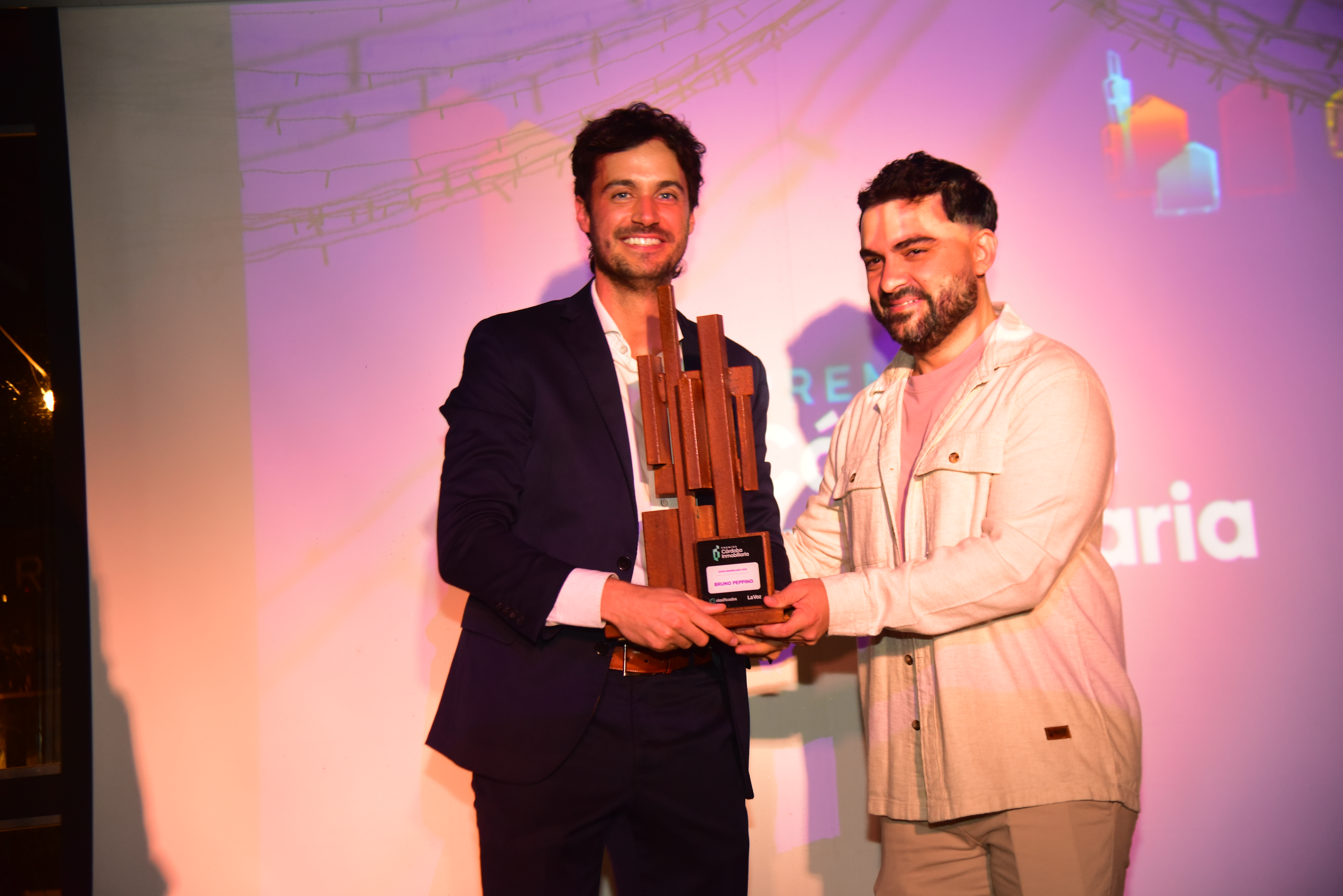 Bruno Pepino (a la izquierda) recibió el premio de manos de José Luis Acevedo, de Grupo Canter. (Javier Ferreyra)
