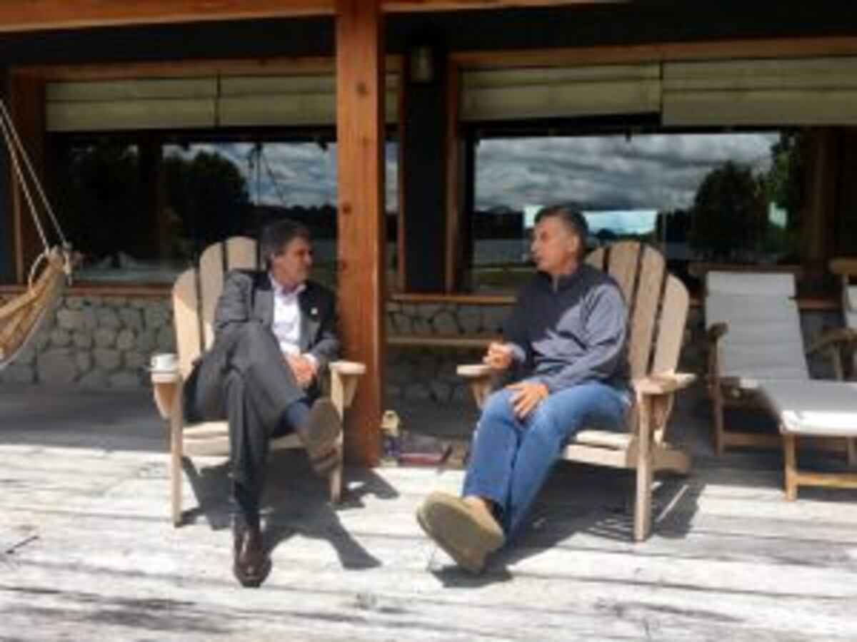 Macri y la visita del exministro Alfonso Prat Gay, en el country Cumelén, en Villa La Angostura.