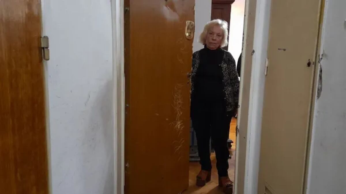Fortuna, al lado de la puerta destrozada por el allanamiento. (La Capital)