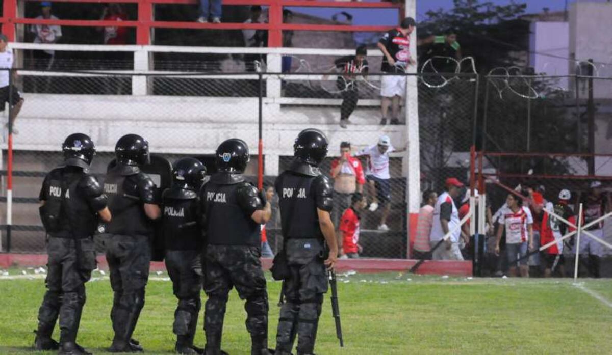 Los hechos de violencia no se detienen en las canchas de fútbol de Argentina. (Archivo)