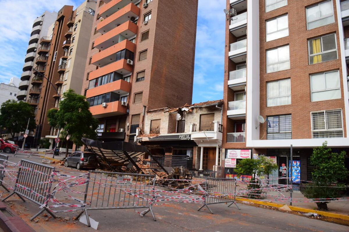 Corte de tránsito y caos sobre bulevar San Juan por el derrumbe. (José Gabriel Hernández / La Voz)