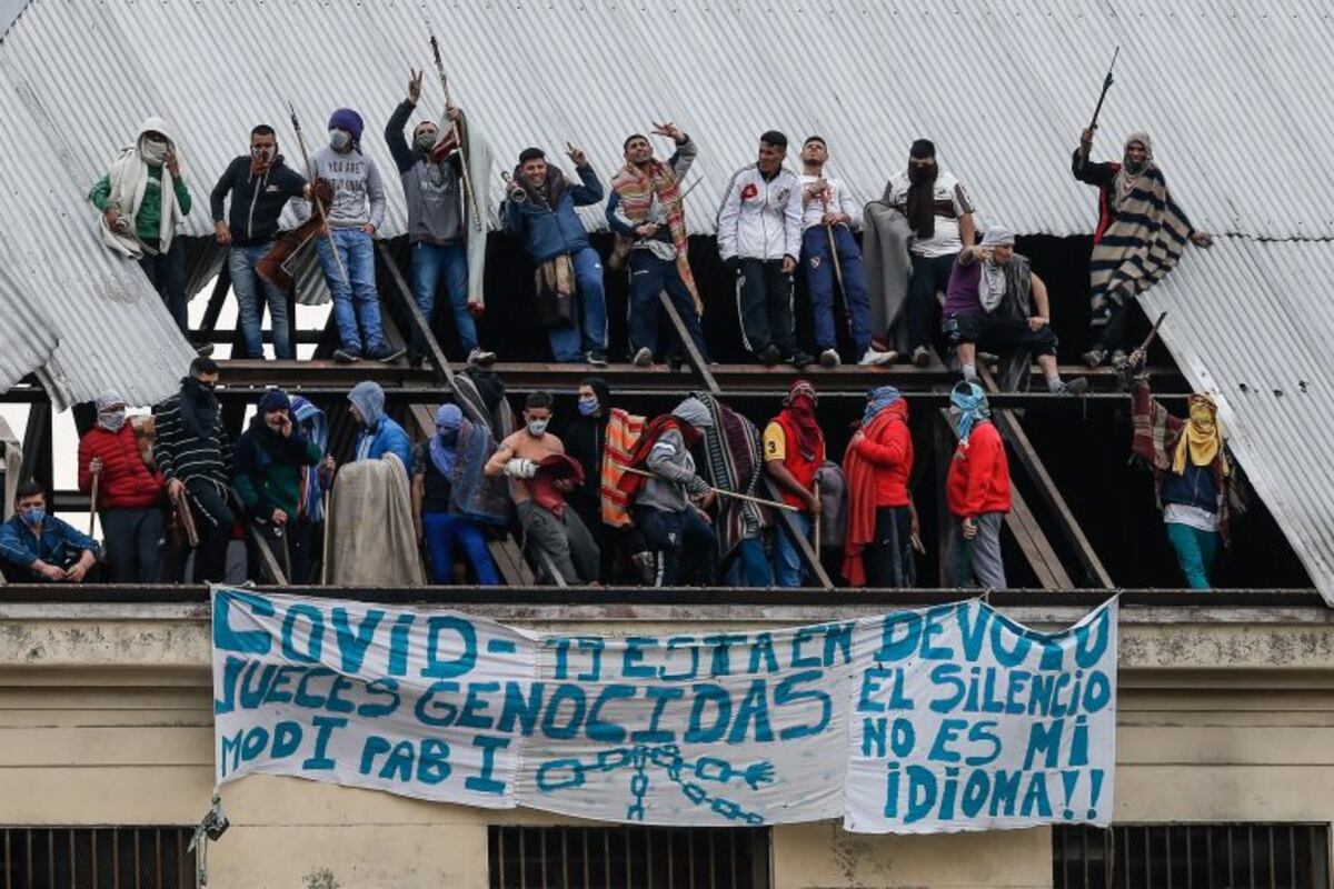 En abril de 2020, internos de la cárcel de Villa Devoto se amotinaron para pedir medidas que les permitan enfrentar el coronavirus (EFE/ Juan Ignacio Roncoroni)