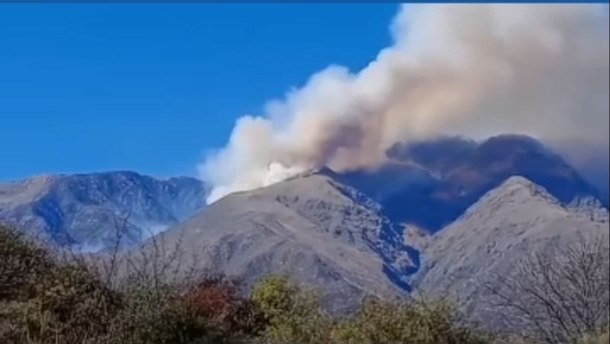 Bomberos combaten un incendio forestal en las Sierras de Córdoba. (IG / Incendioscordoba)