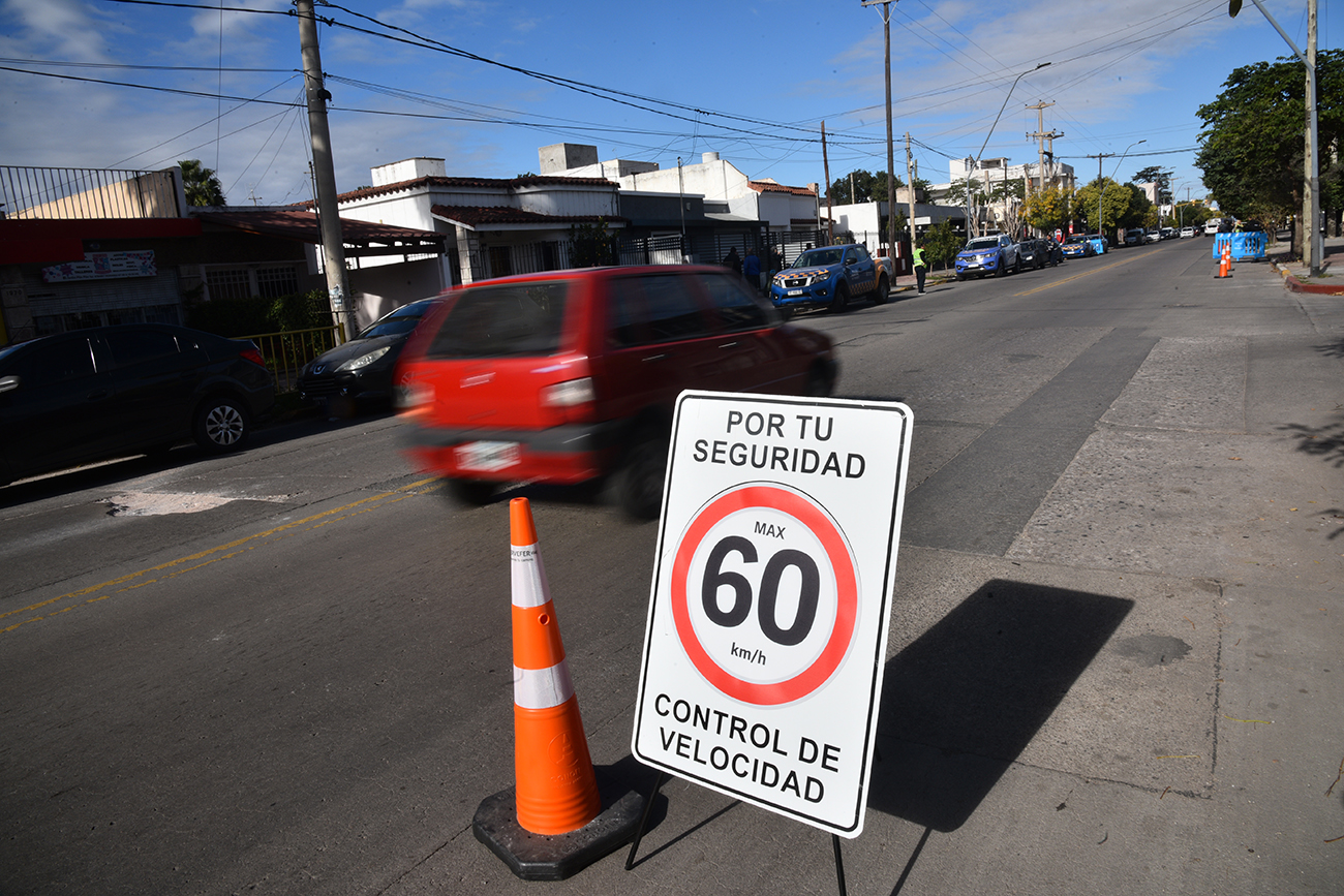 Controles de velocidad por parte de la Municipalidad en la avenida Alem. (Pedro Castillo / La Voz