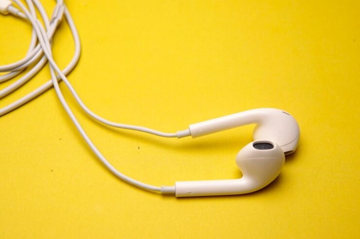 Por qué los auriculares con cable vuelven a ser tendencia: calidad, ahorro y estilo retro que seduce a la Generación Z