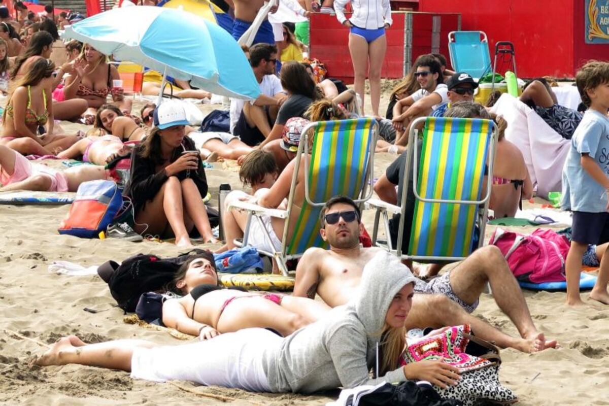 DYN14, MAR DEL PLATA 01/01/2016, DIA DE PLAYA FOTO:DYN/JUANA RODRIGUEZ  mar del plata  temporada de verano 2015 2016 verano descanso vacaciones turismo turistas gente en la playa playas de la ciudad