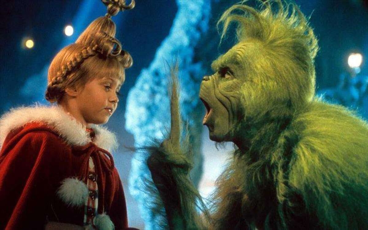 Taylor Momsen como Cindy Lou Quien y Jim Carrey como El Grinch en "El Grinch", película del 2000. (Foto: web)