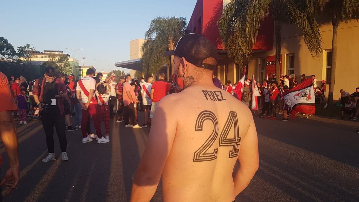 Hinchas de River esperando al plantel antes del partido con Talleres, por la Liga Profesional. (José Gabriel Hernández)