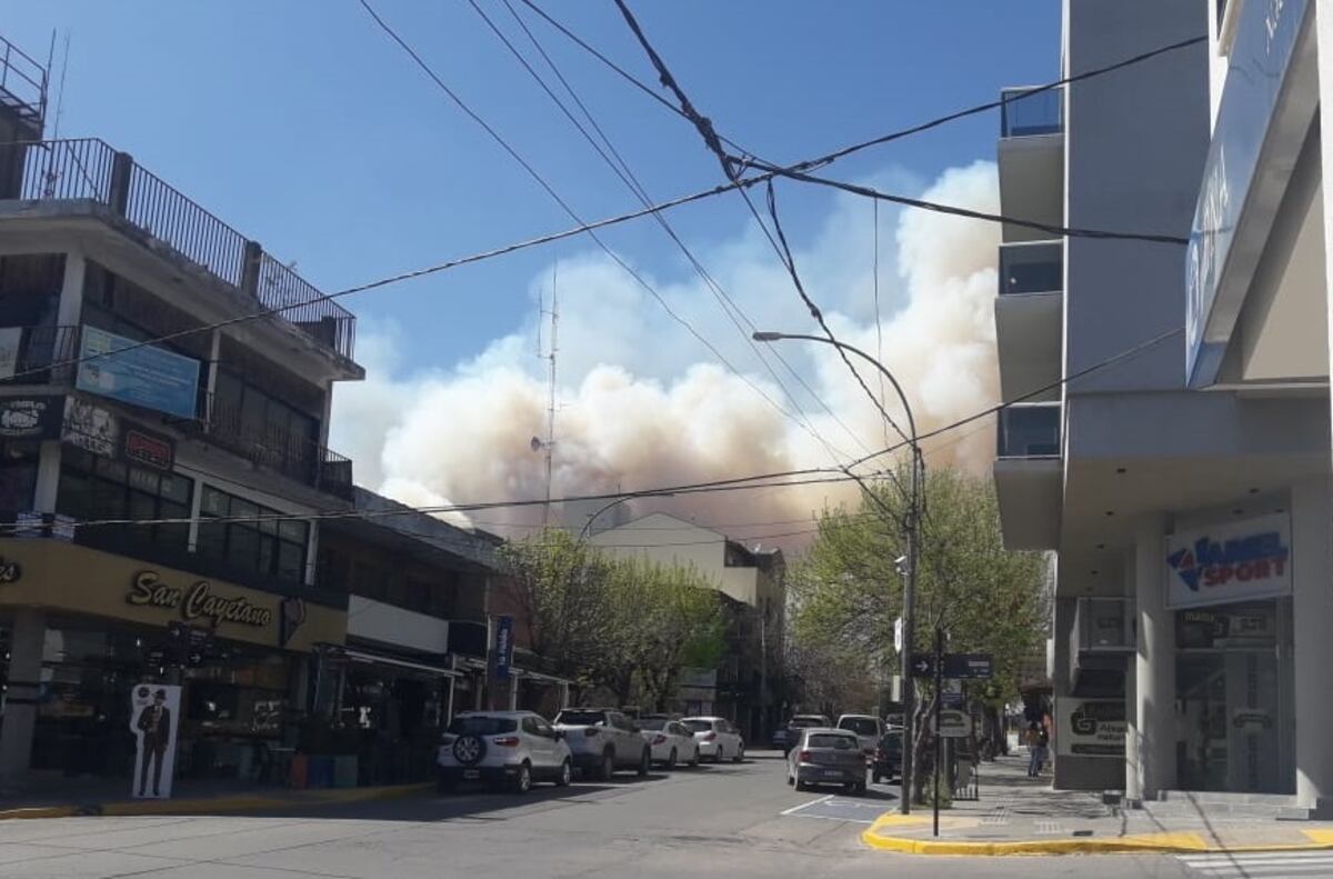 El fuego inquietante visto desde el centro de La Falda, este miércoles.