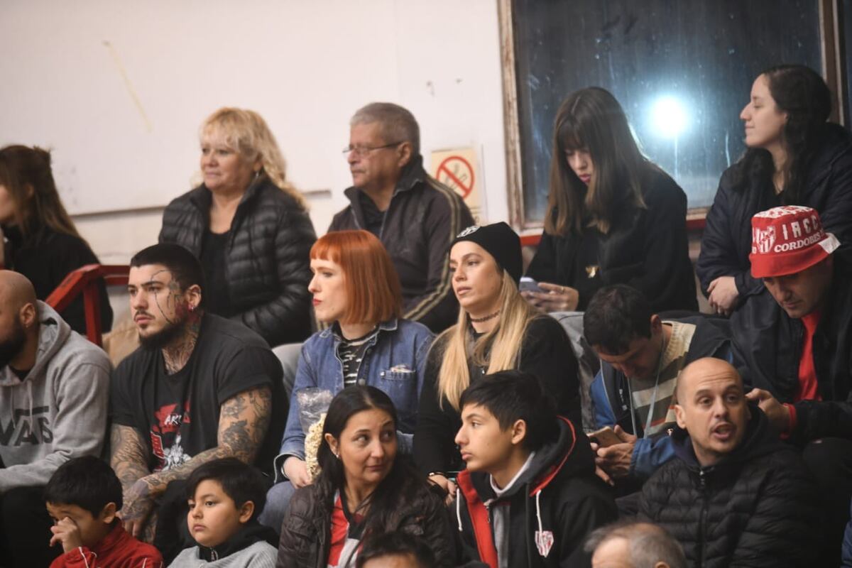 El Sandrín a pleno para apoyar a Instituto en su partido ante Olímpico de La Banda, por el quinto partido de la serie semifinal de la Liga Nacional. (Javier Ferreyra / La Voz)