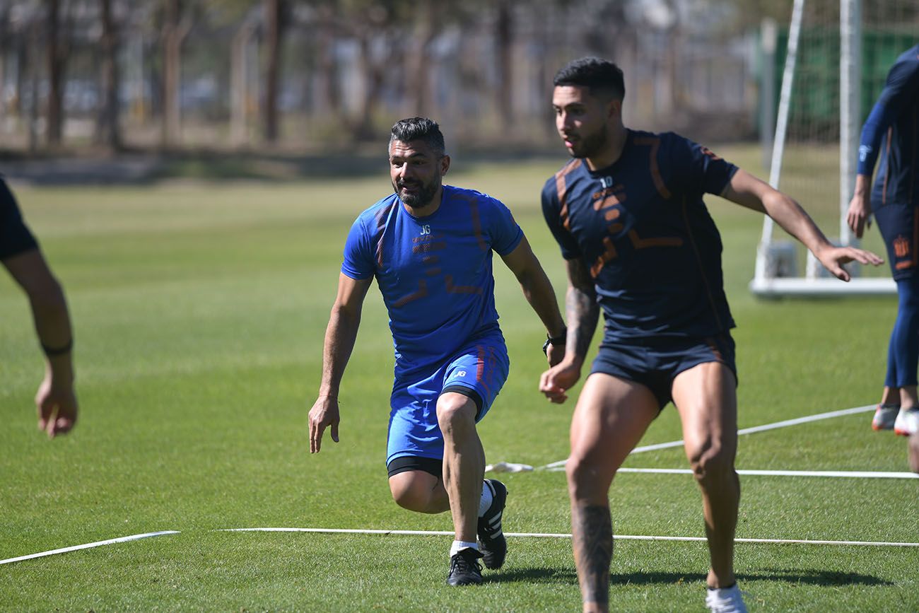 Gandolfi - Bustos. El entrenamiento de Talleres en el CARD Nuccetelli. Ahí también se buscan respuestas. (Ramiro Pereyra /La Voz )