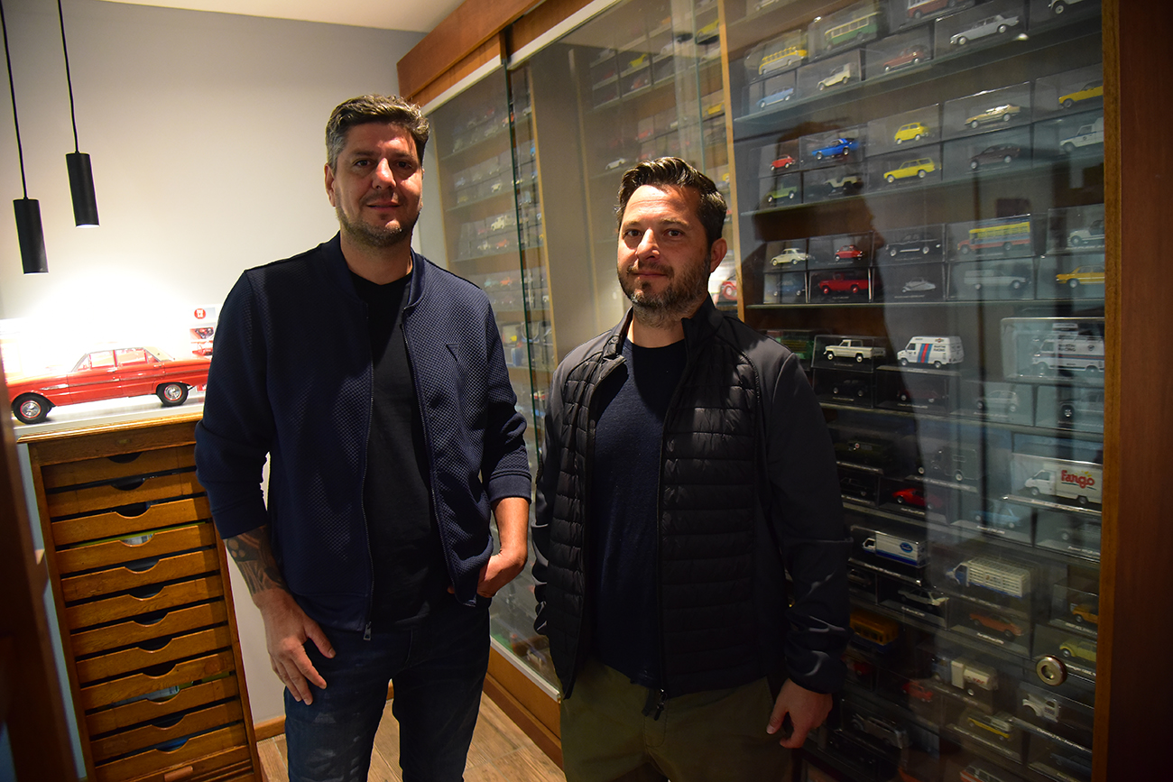 PASATIEMPO. Los socios en la oficina de Tomás, decorada con los más de 700 autos a escala que colecciona. Detrás, uno de los de mayor tamaño que recibe por correo en piezas y arma. El proceso insume más de dos años. (Pedro Castillo/ La Voz)