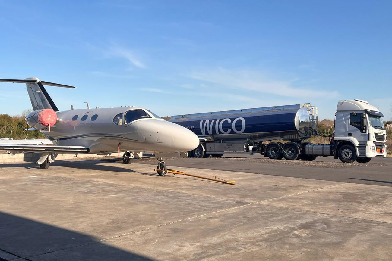 WICO incorporó combustible aeronáutico a su portafolio energético, abasteciendo aviones de distintas escalas.