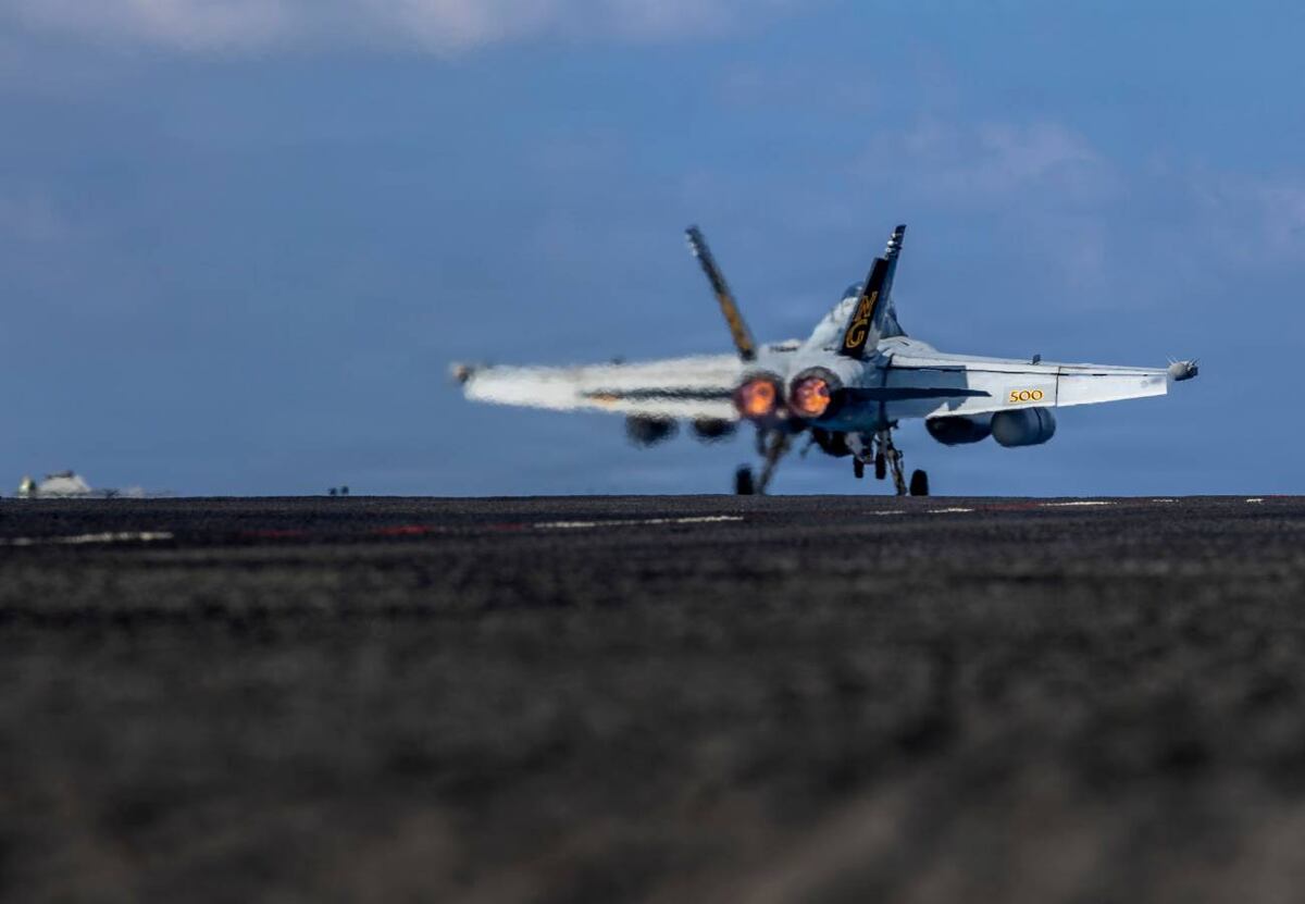 Trabajos sobre el portaaviones USS Abraham Lincoln que va rumbo a Irán. (AP)