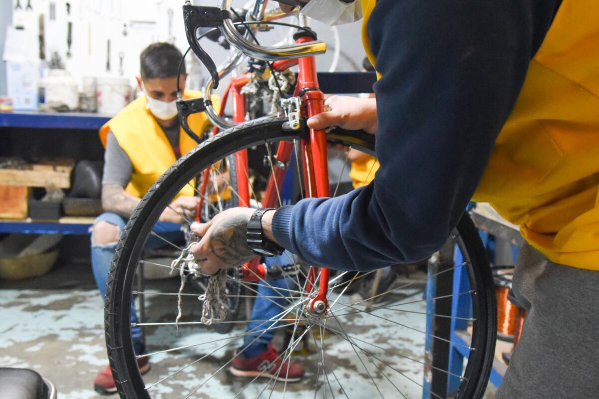 Internos de Bouwer realizan talleres de bicicletería para aprender a restaurar rodados viejos.