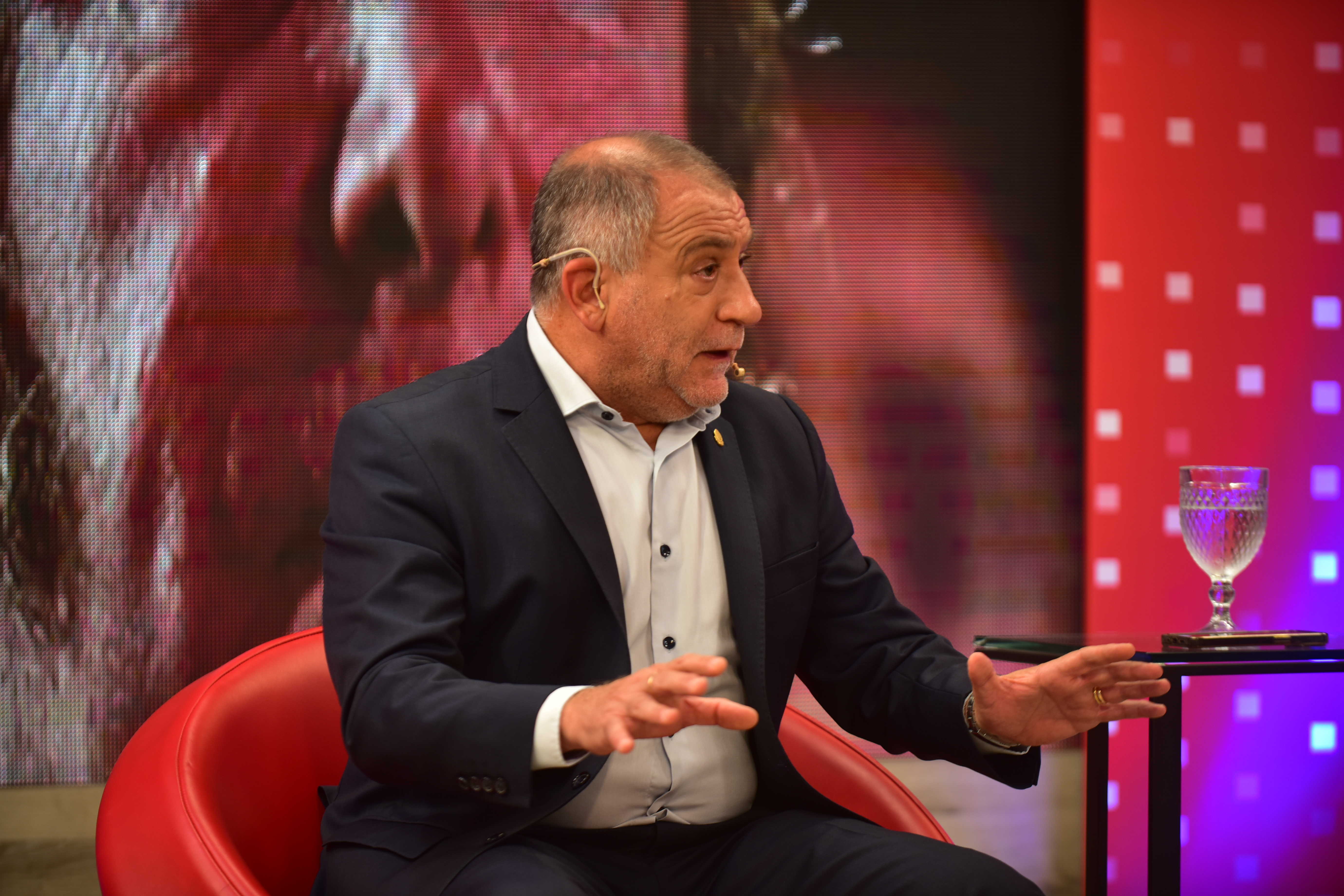 Encrucijada. El senador Luis Juez es un áspero crítico de la gestión del gobernador Martín Llaryora, pero tampoco puede quedar en la vereda del confrontativo presidente Javier Milei. (La Voz / Archivo)