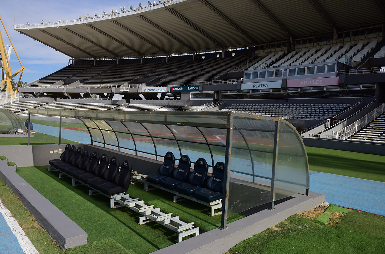 Renovación de butacas de banco de suplentes en el Estadio Kempes para el partido entre Los Pumas y All Blacks el 16 de Agosto. (José Gabriel Hernández / La Voz)