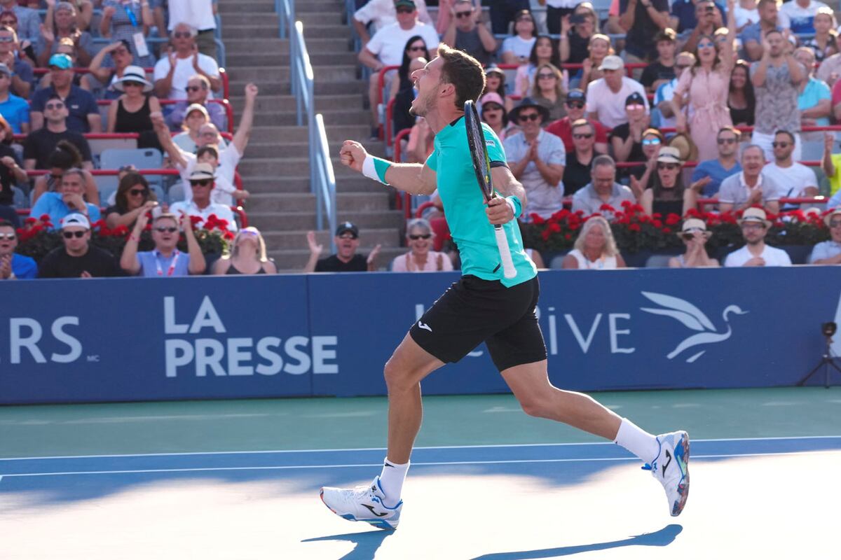 Carreño Busta celebra y el público lo aplaude. Acaba de ganar en Canadá su primer torneo de la serie Masters. (AP)