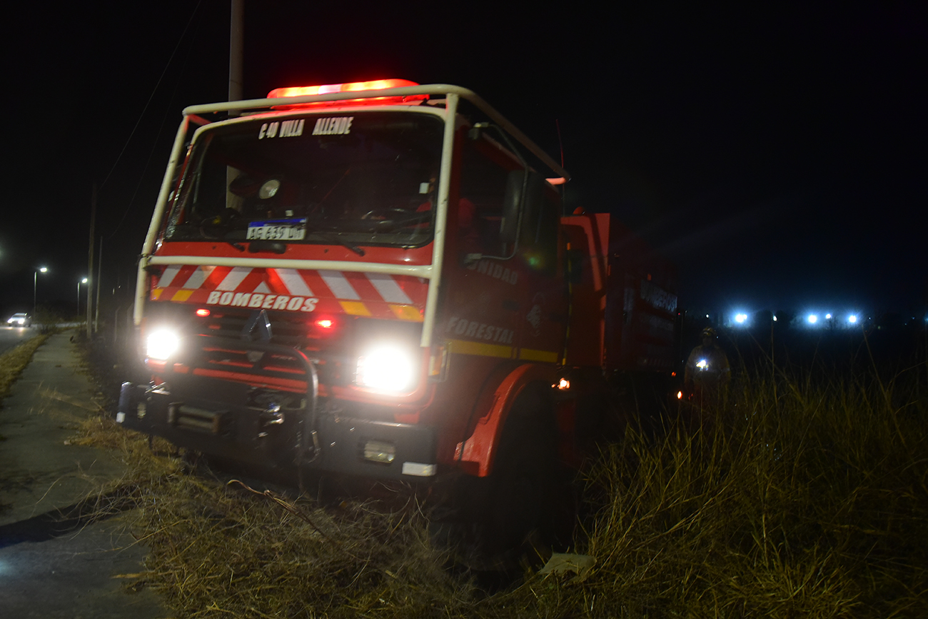 Incendio de pastizales detras de los niños Urbanos. (José Gabriel Hernández / La Voz)