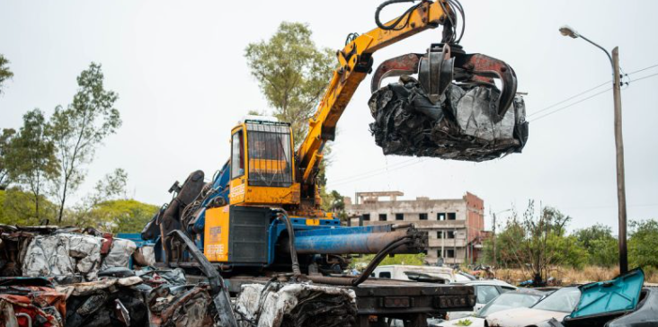 Compactación de vehículos en depósito municipal. (Municipalidad de Córdoba).