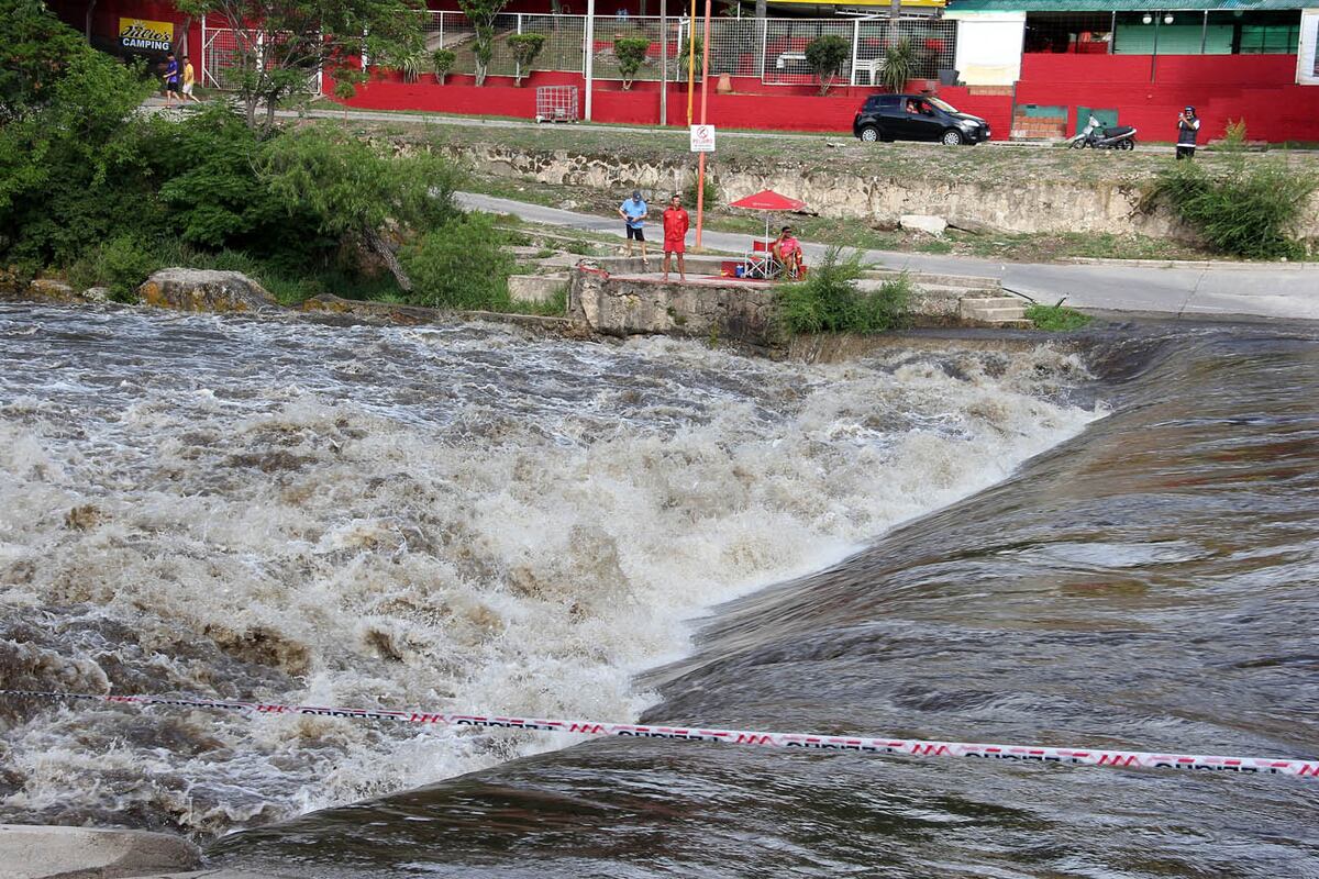 Crecida del río San Antonio, días atrás, a la altura de Carlos Paz. Al menos dejó ser el hilo de agua que se veía desde hacía dos meses. (La Voz)