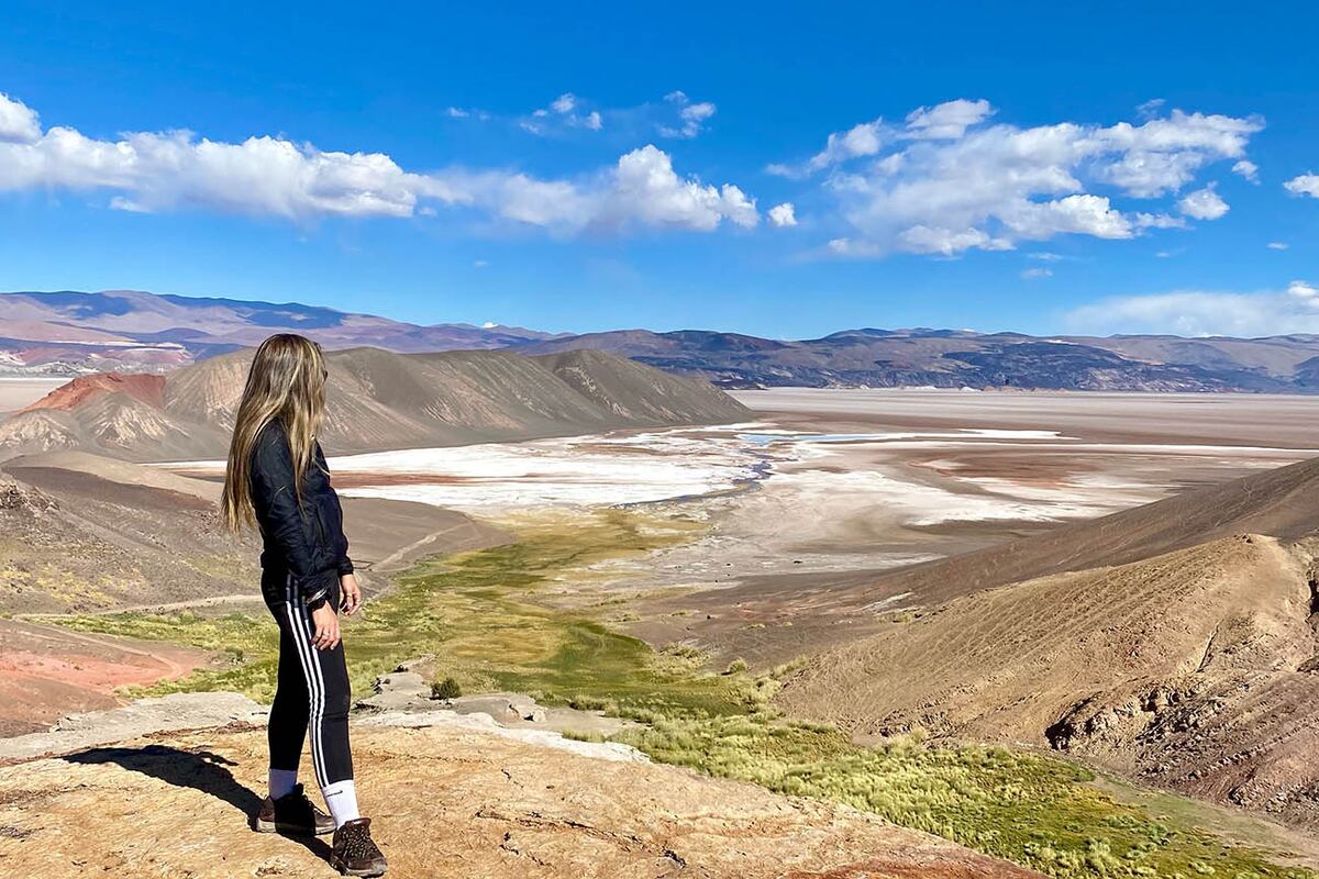 Contrastes naturales en Botijuela, un oasis entre la aridez andina. (foto: Romina Musso)