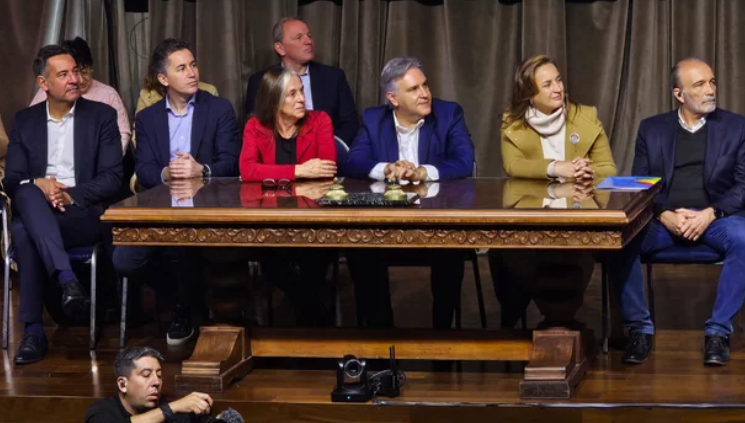 Funcionarios acompañaron a Llaryora en el acto de anuncio de la finalización de las obras en el Centro Cívico.