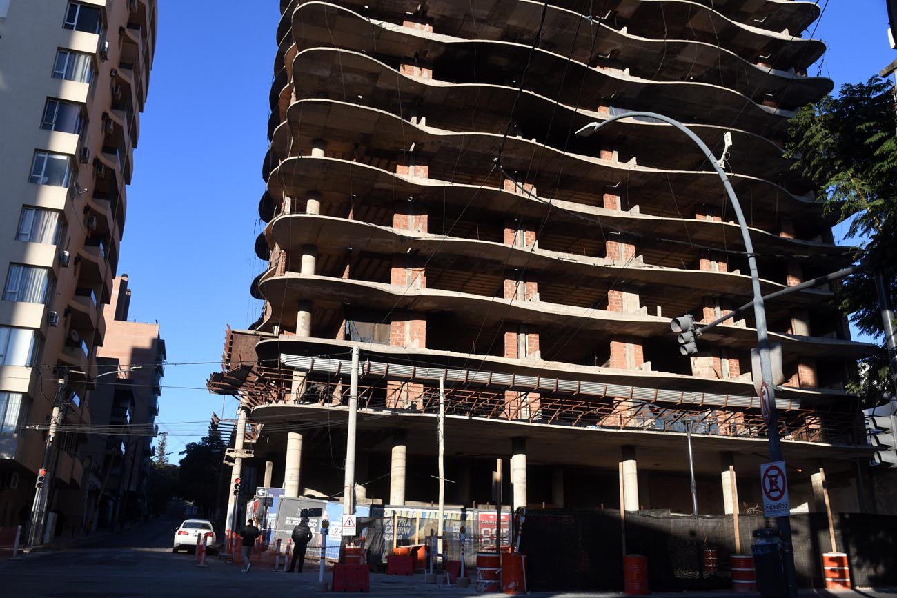 Las vibraciones del suelo por la bulevarización de San Juan podrían provocar más daños al edificio de la esquina con San José de Calasanz. Ramiro Pereyra/La Voz.