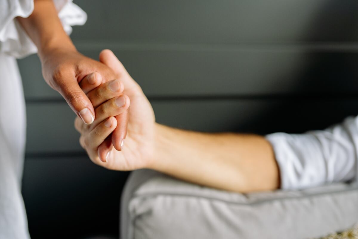 Personas tomándose de la mano.(Foto :Pexels)