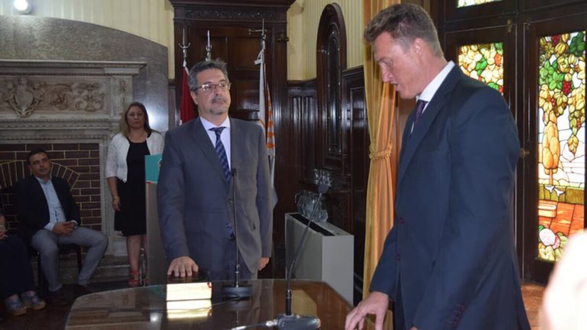 Néstor Gómez al jurar como secretario de Ignacio García Aresca (Municipalidad de San Francisco).
