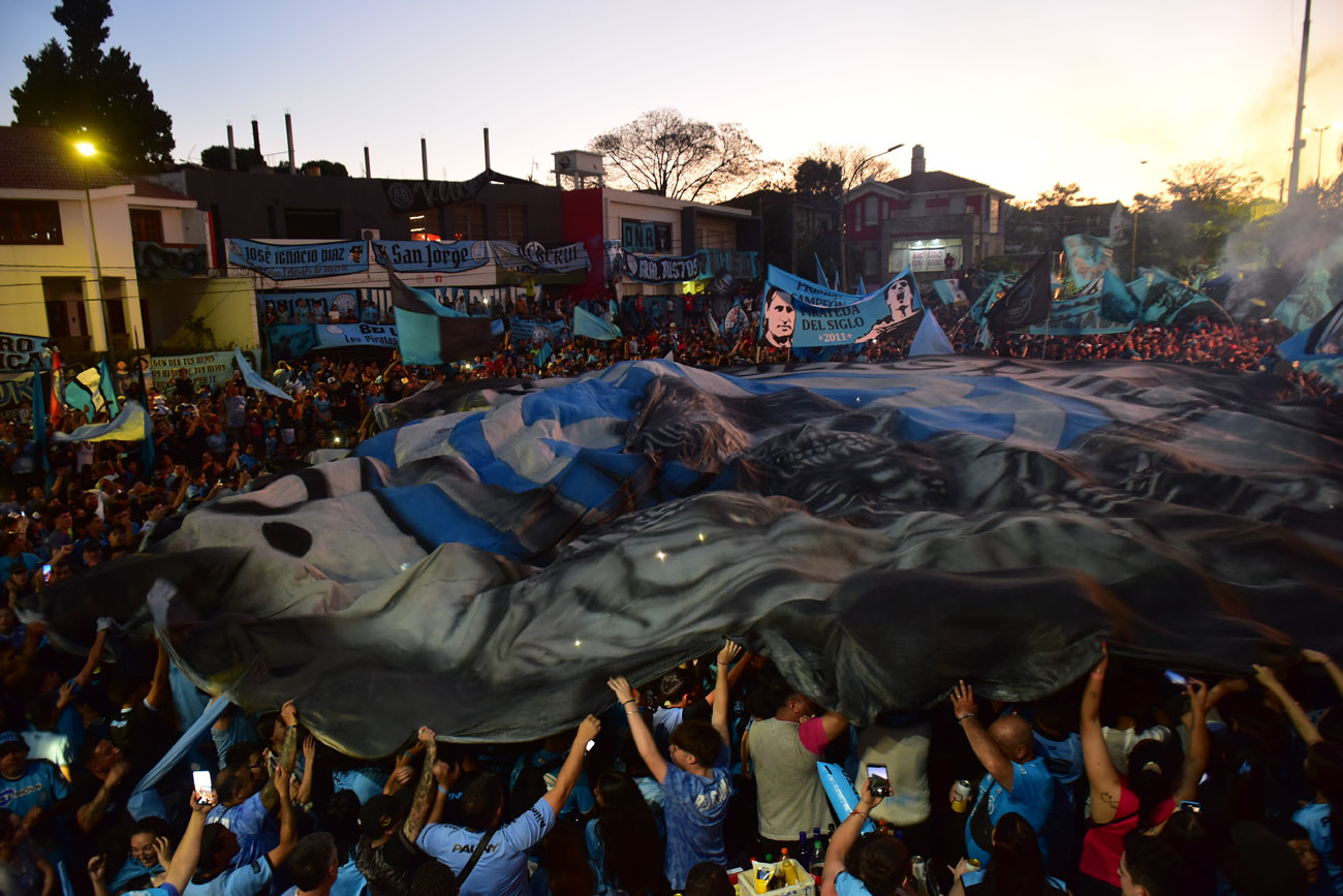 Banderazo de Belgrano en el Hotel Quinto Centenario, el día previo al clásico con Talleres.  (Nicolás Bravo / La Voz)