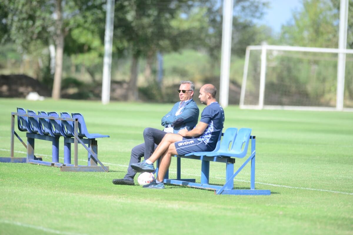Andrés Fassi, en la práctica de Talleres de este miércoles, para apoyar al plantel y al cuerpo técnico de Ángel Guillermo Hoyos. (Foto: José Gabriel Hernández)
