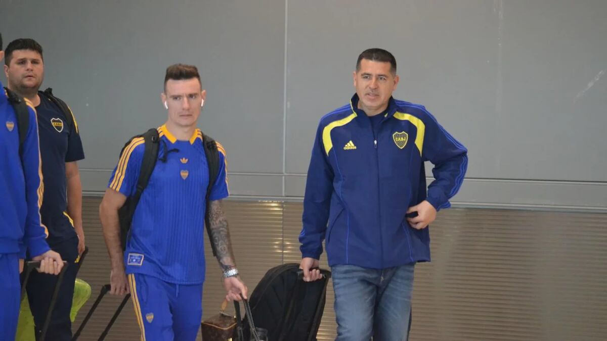 Malcom Braida junto a Riquelme, llegando a Estados Unidos. (Noticias Argentinas).