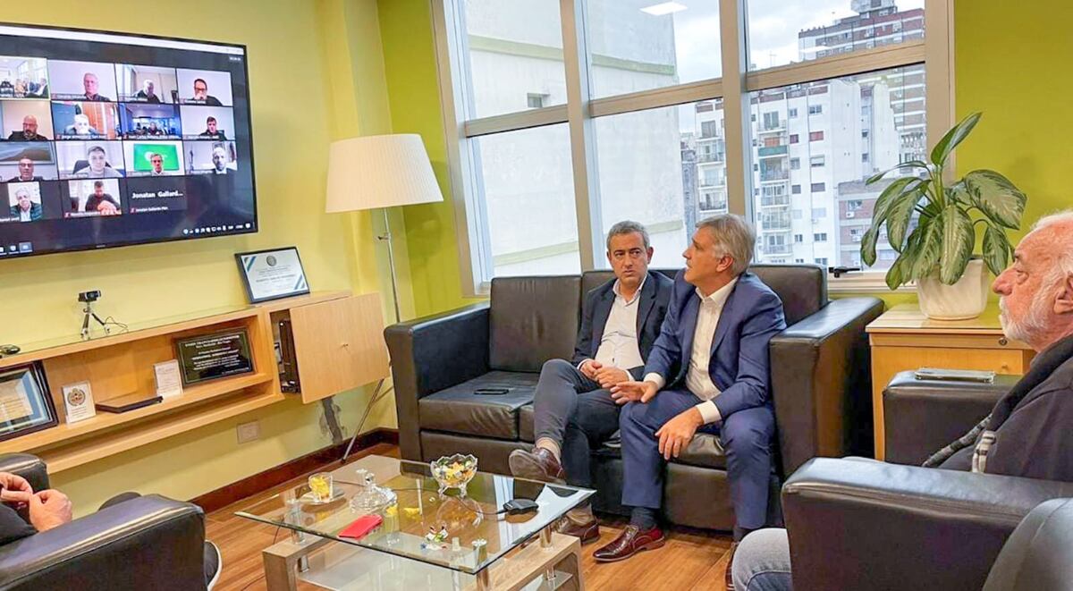 Pablo Javkin, Martín Llaryora y el titular de UTA, Roberto Fernández, en la reunión de este martes (Prensa Municipalidad de Córdoba).