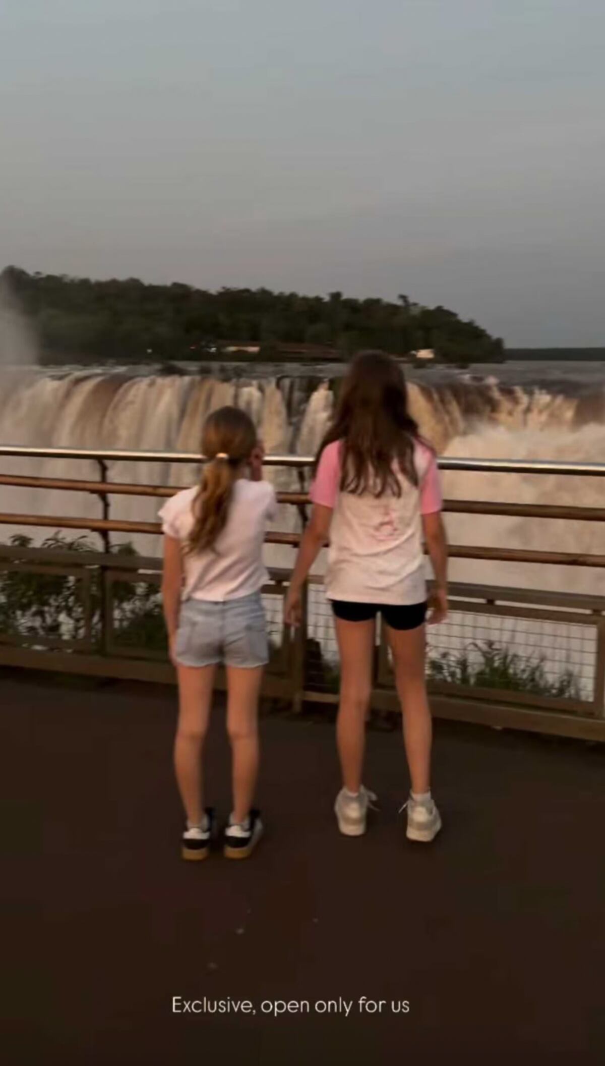 Isabella y Francesca observando la Garganta del Diablo en Misioenes. (Foto: Instagram)