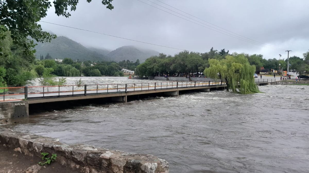 Creciente a la altura de Carlos Paz del río San Antonio (La Voz)
