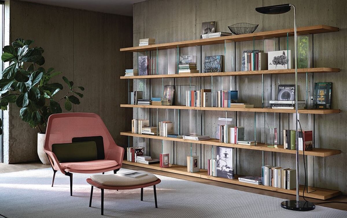 Livianas. Los espacios libres en una biblioteca aligeran visualmente el sector.