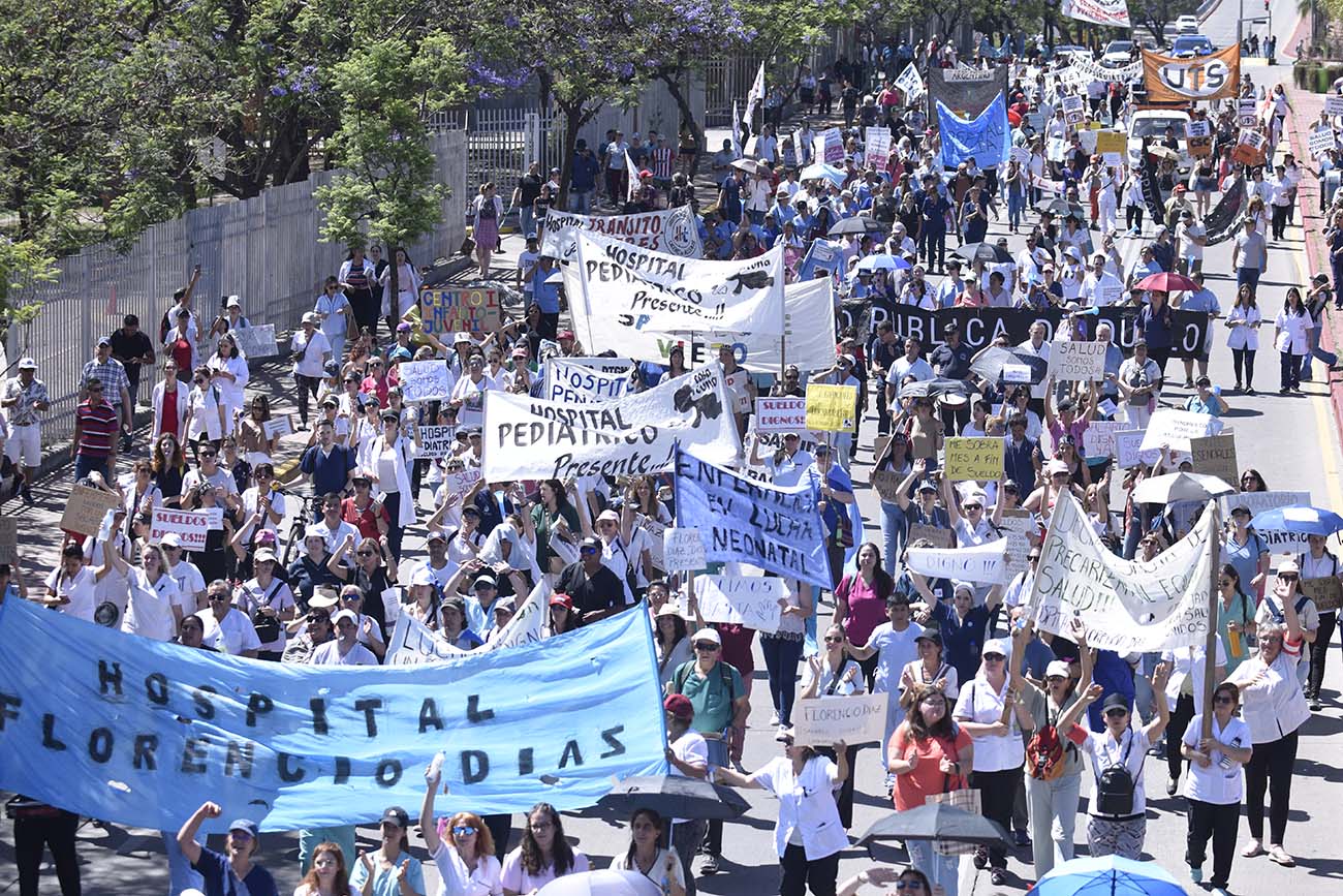 A finales del año pasado se dio una masiva protesta del personal de salud, que exigía mejoras laborales. (Ramiro Pereyra / La Voz)