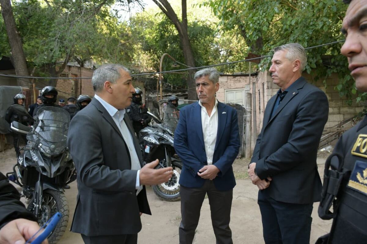 Quinteros, flanqueado por los comisarios Alberto Bietti y Leonardo Gutiérrez. (Policía)
