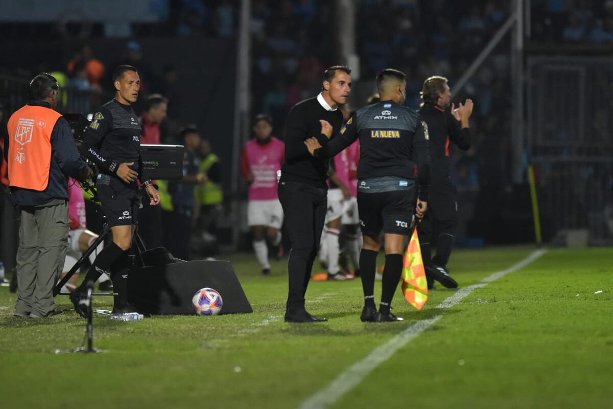 Guillermo Farré, entrenador de Belgrano, fue expulsado del campo de juego. (Facundo Luque / La Voz)