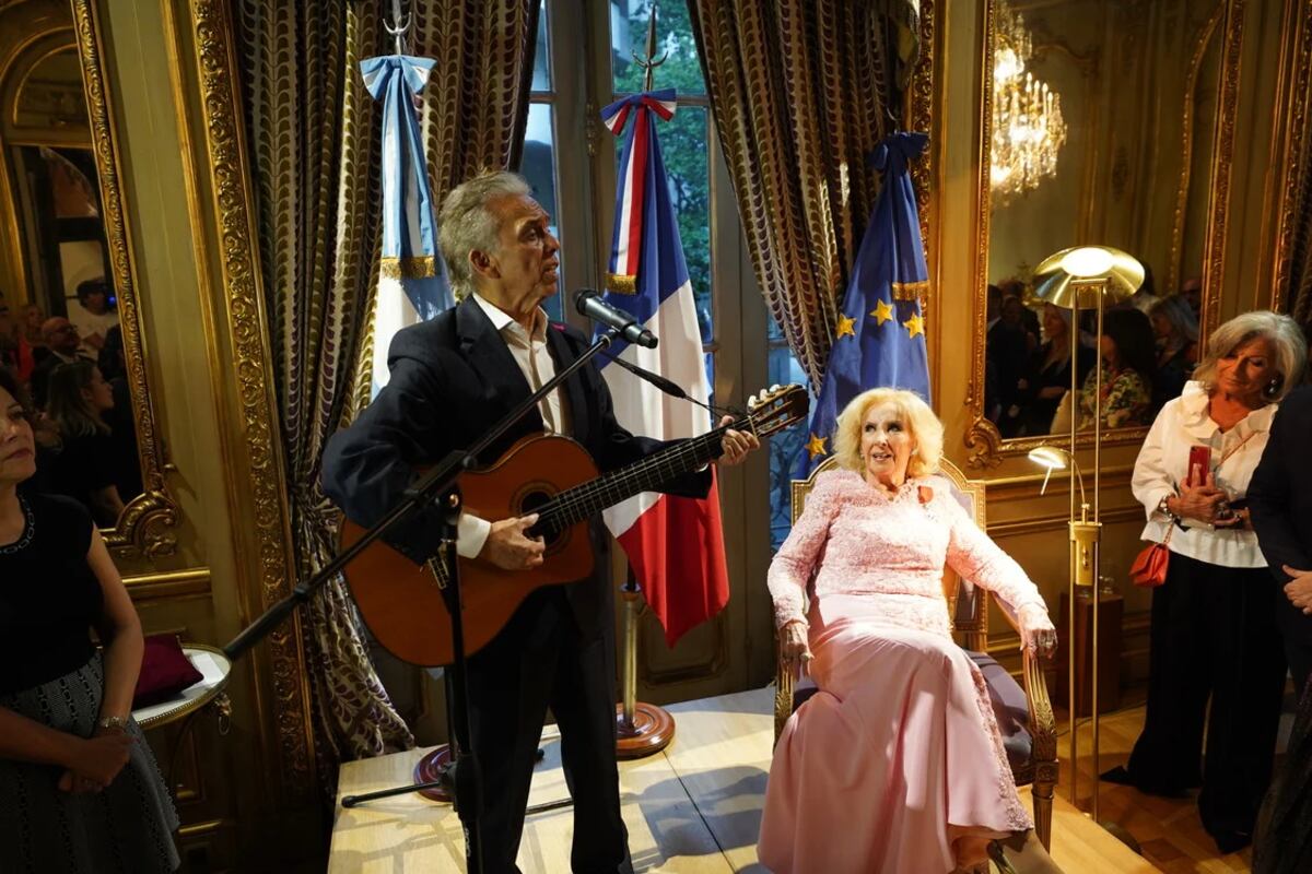 Mirtha Legrand, condecorada por Francia con la Orden Nacional de la Legión de Honor. (Foto: Martín Bonetto / Clarín)