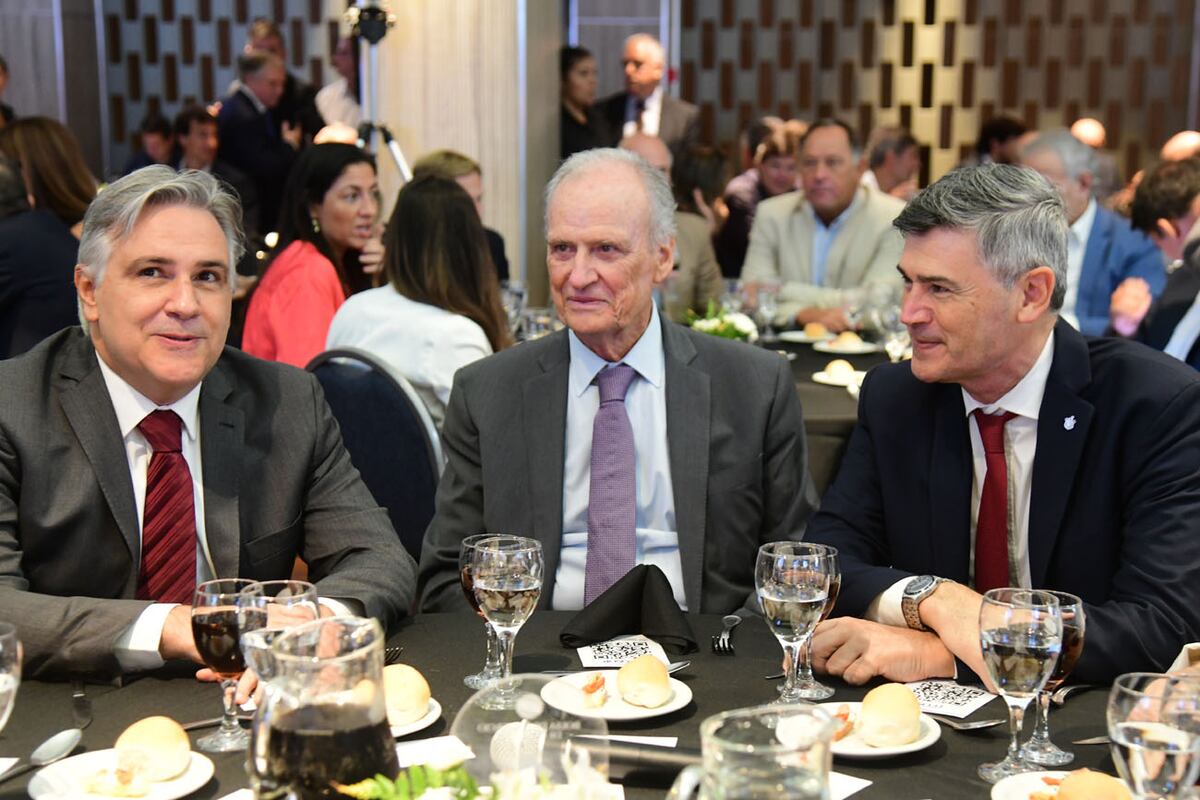 Martín Llaryora, gobernador de Córdoba; Manuel Tagle, presidente de la Bolsa de Comercio de Córdoba; y Daniel Passerini, intendente de Córdoba capital. (La Voz)