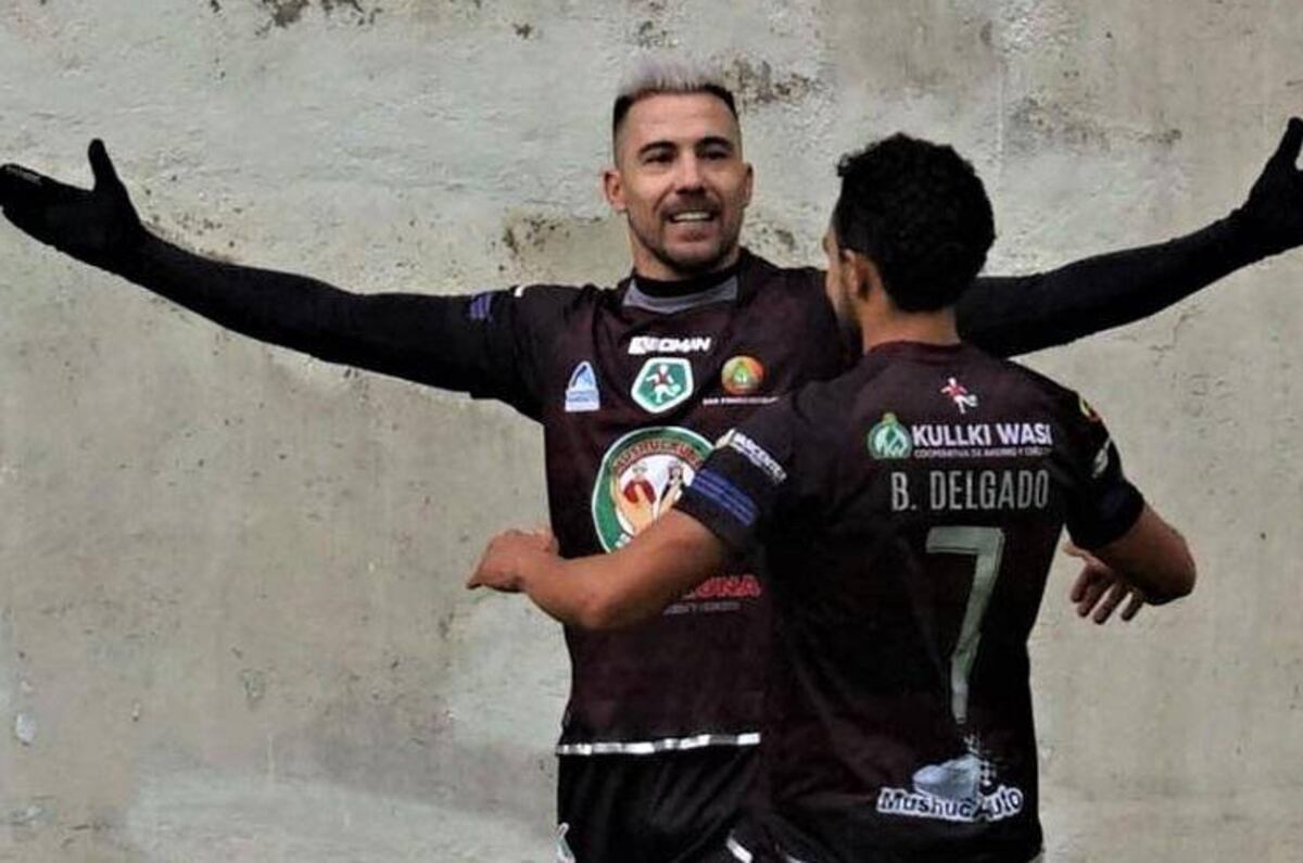 Jonatan Bauman, el delantero santafesino ex Instituto que la está rompiendo en la Serie A de Ecuador. (Gentileza Ecuavisa.com)